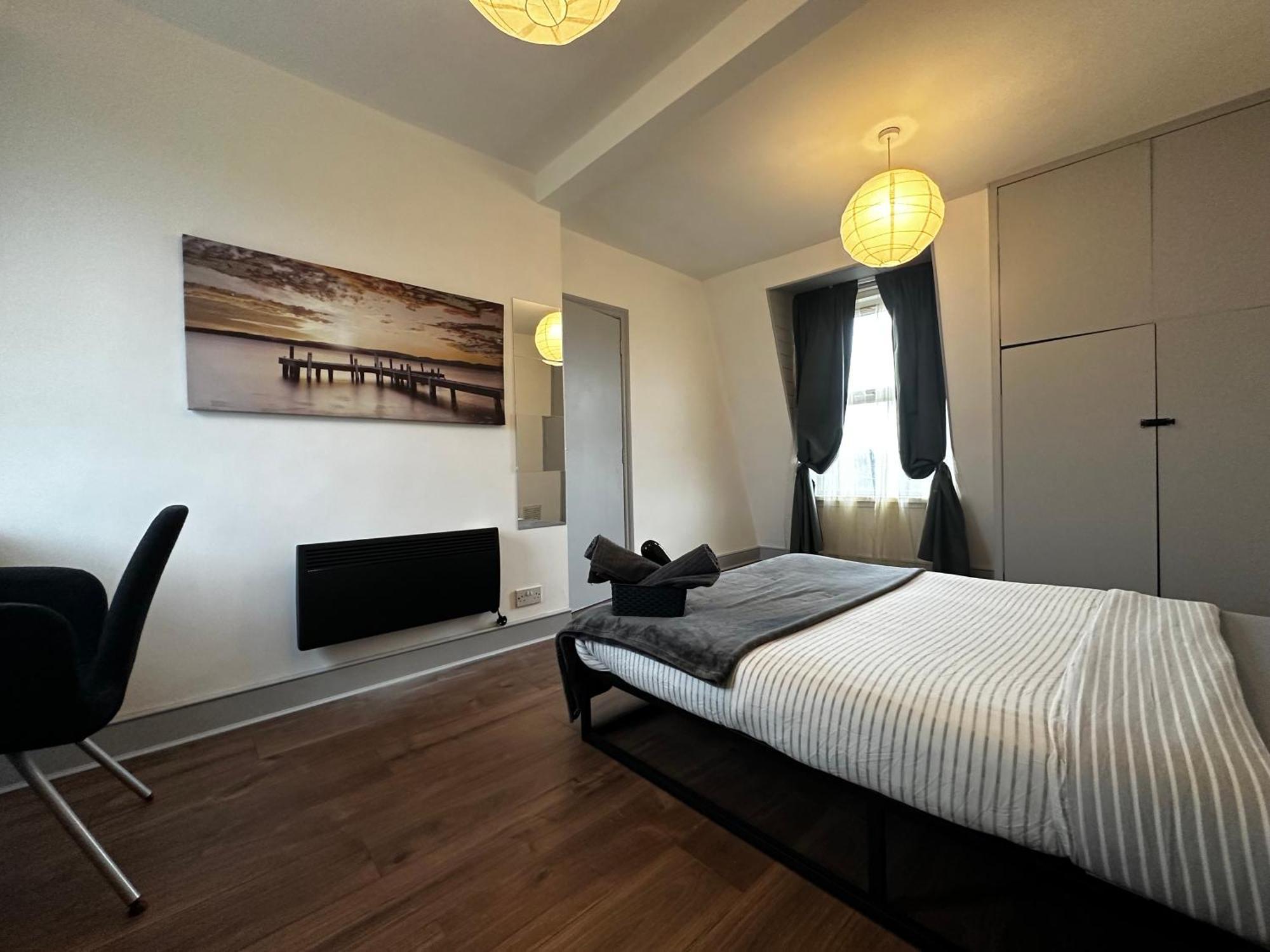 Hospedagem domiciliar Mileend 4 Large Master Bedroom
